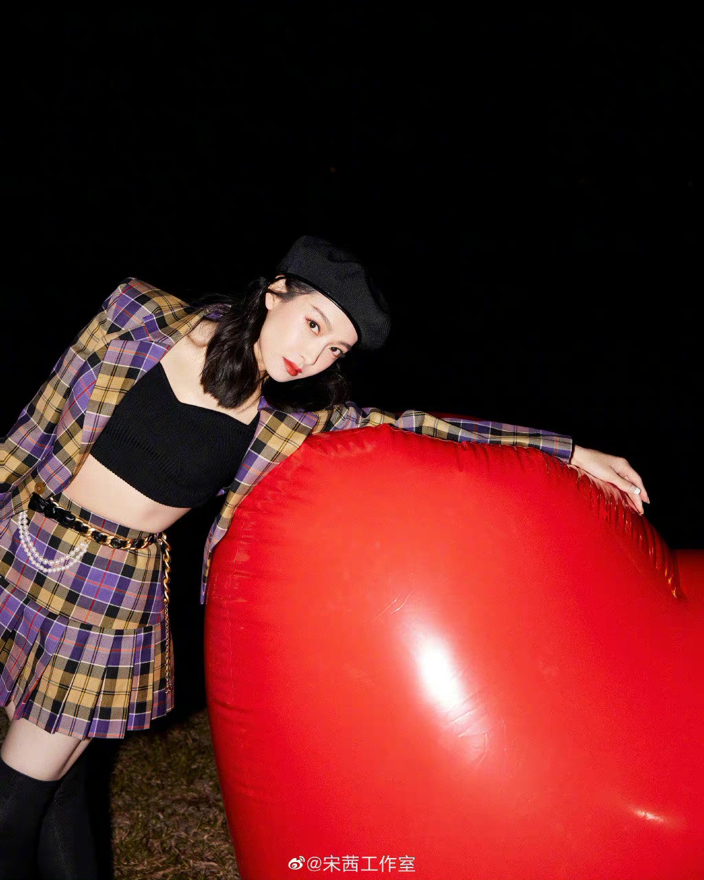 宋茜会穿白色西装御姐范儿衣品,宋茜迷人复古风图片