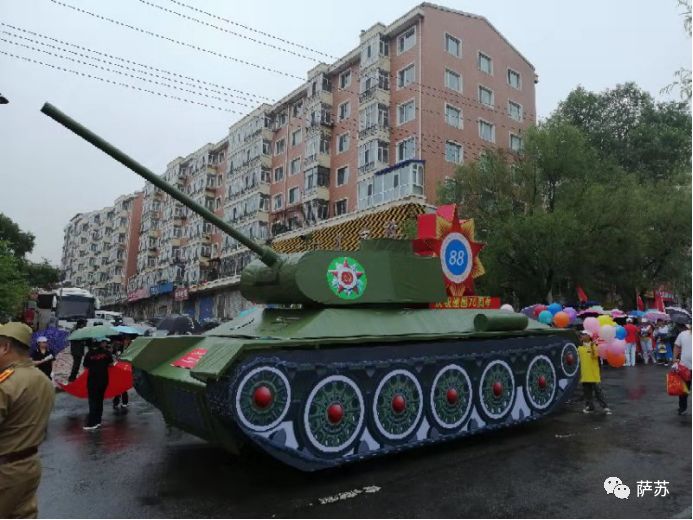 外国坦克上路霸气视频,国外坦克开在马路上