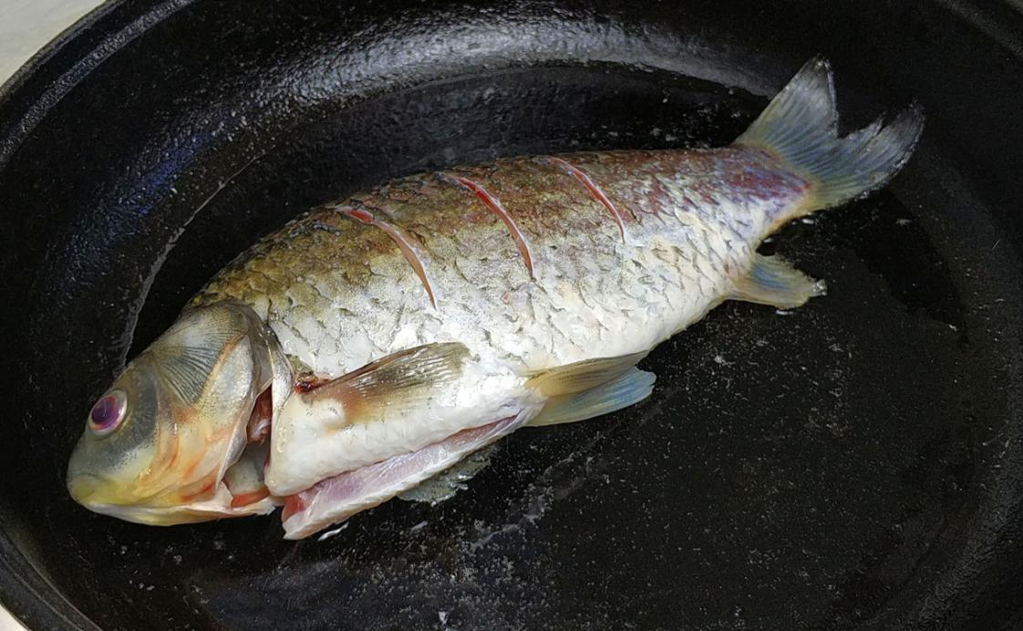 不粘锅煎鱼的技巧与方法,无涂层锅煎鱼技巧