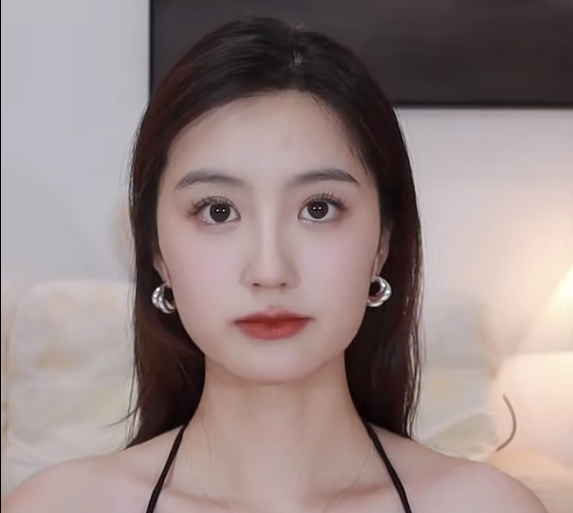 方脸女生如何打扮显脸小,短方脸女生适合什么风格