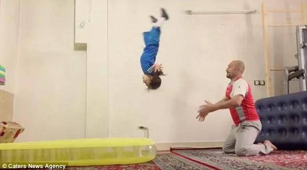 小学生腹肌搓衣板,小孩也可以练出最牛逼的八块腹肌