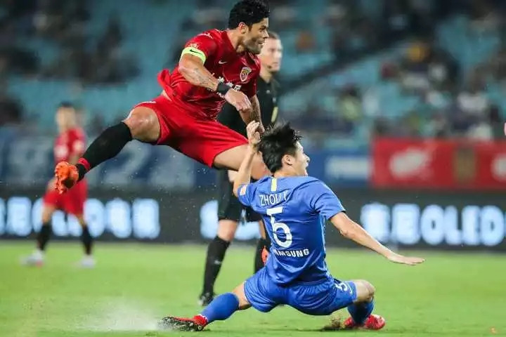 面对近3万江苏球迷的空场抗议，苏宁迎来了一场输球又输人的*案惨**