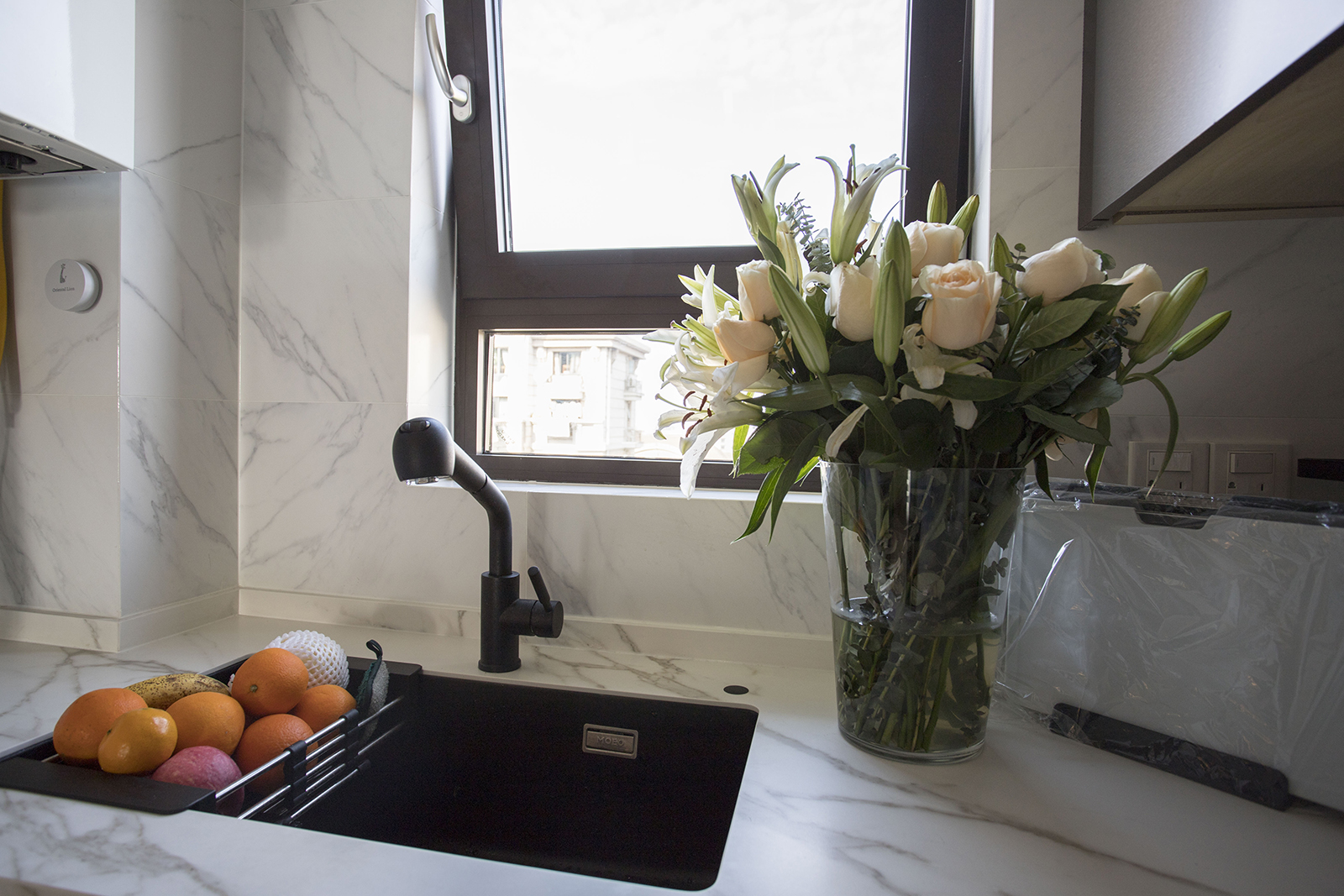 103㎡收纳满分，电动窗帘、上轨道移门和阳台吧台让家一键变高级