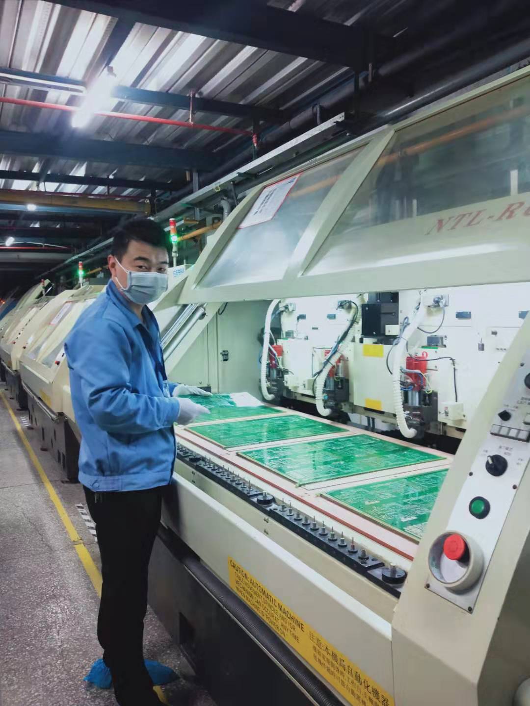 致敬抗击病毒一线医护人员,致敬坚守防控疫情前线的医护人员