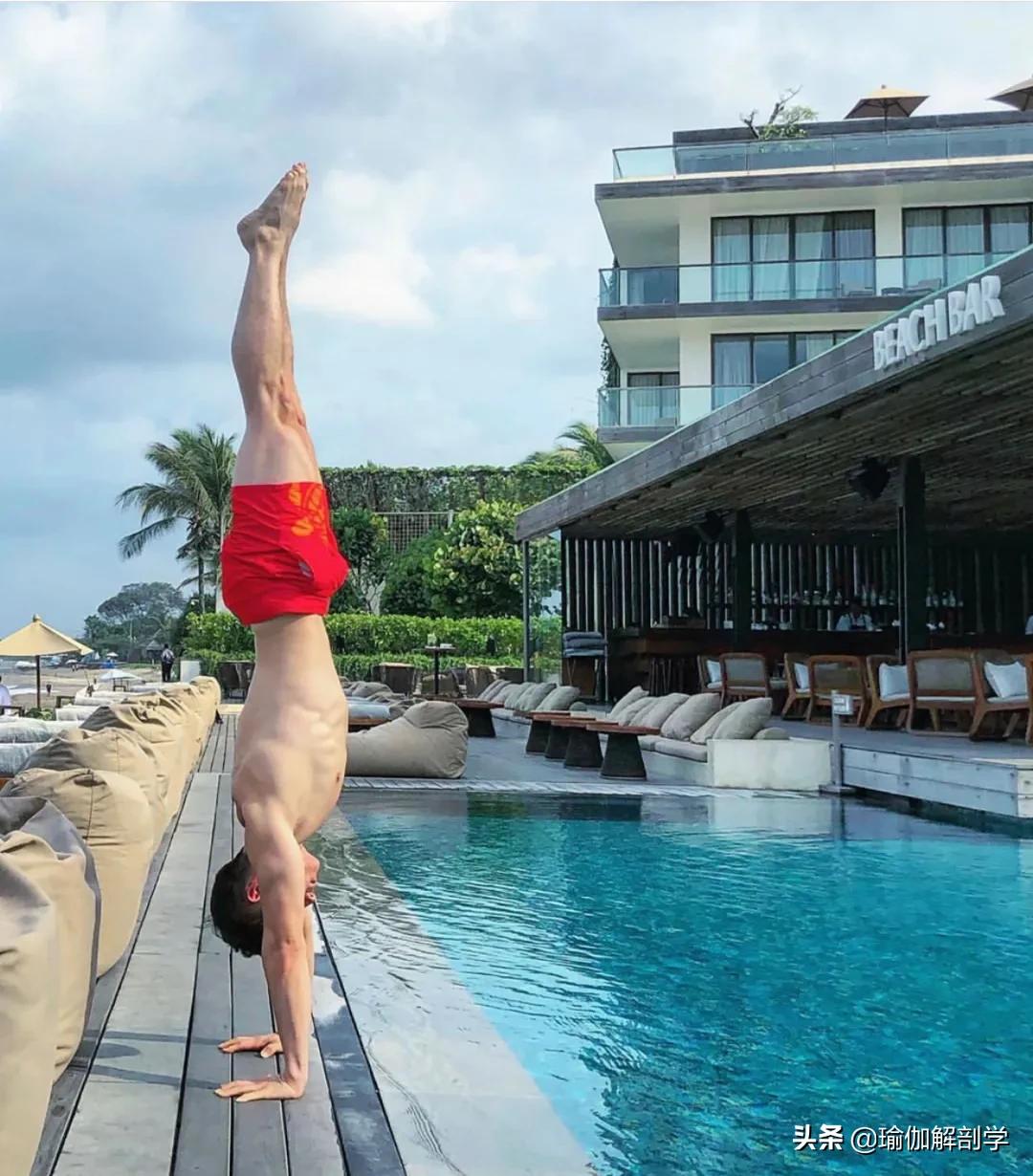 自律练瑜伽的男士,坚持练习瑜伽的男人刚柔并济