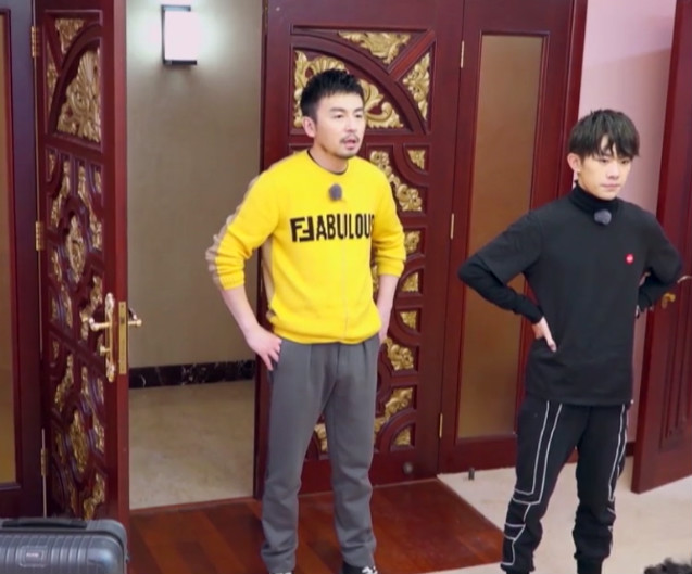 大冰小将易烊千玺带小将们训练,大冰小将千玺人群中笑