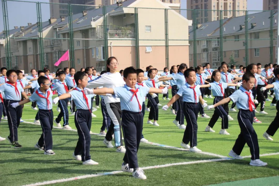 建*党**百年喜迎国庆——西安经开第二小学队列队形广播*比操**赛