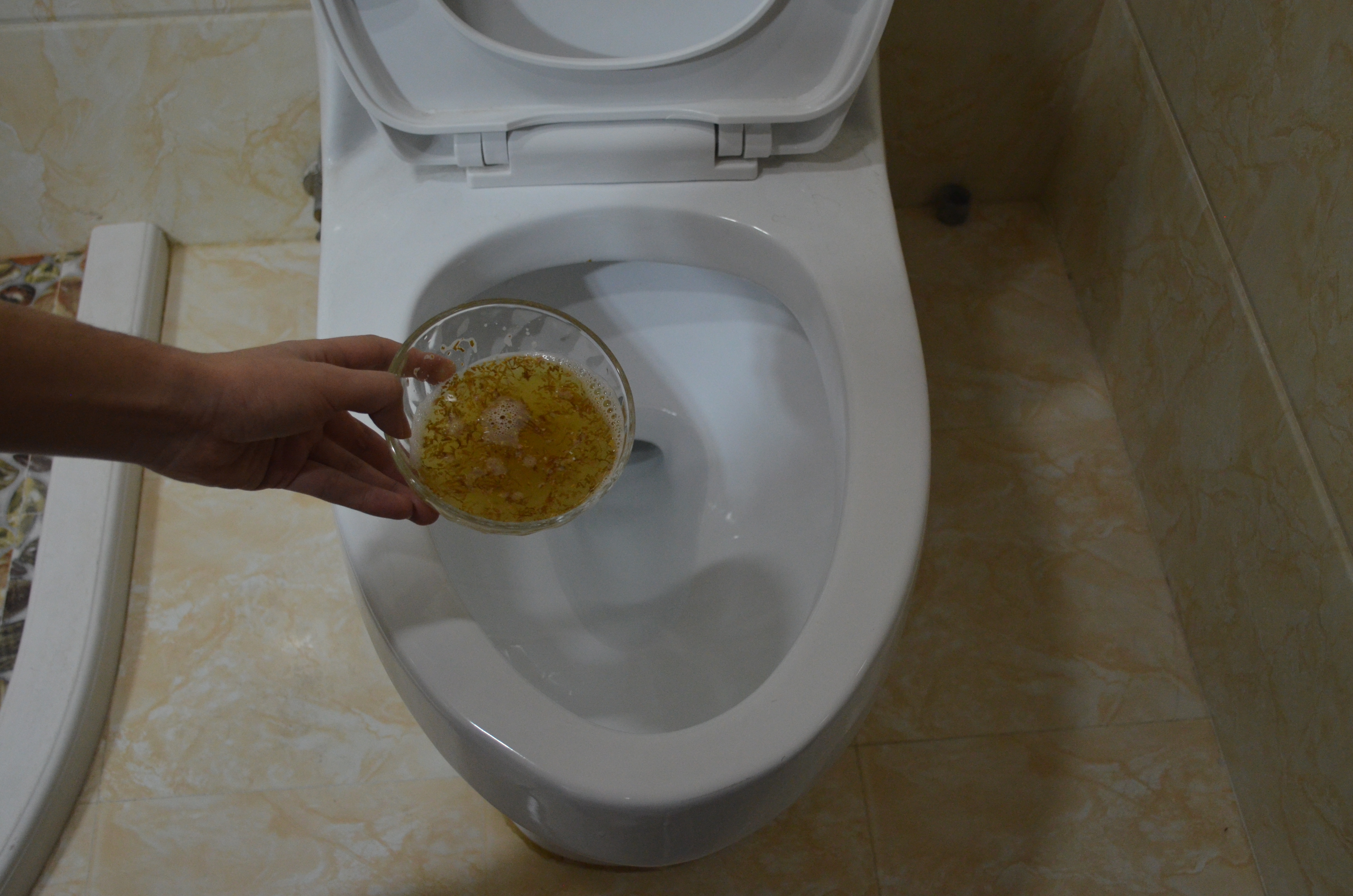 不管马桶有多臭，只需一根香烟，马桶异味自动清除，看完涨知识了