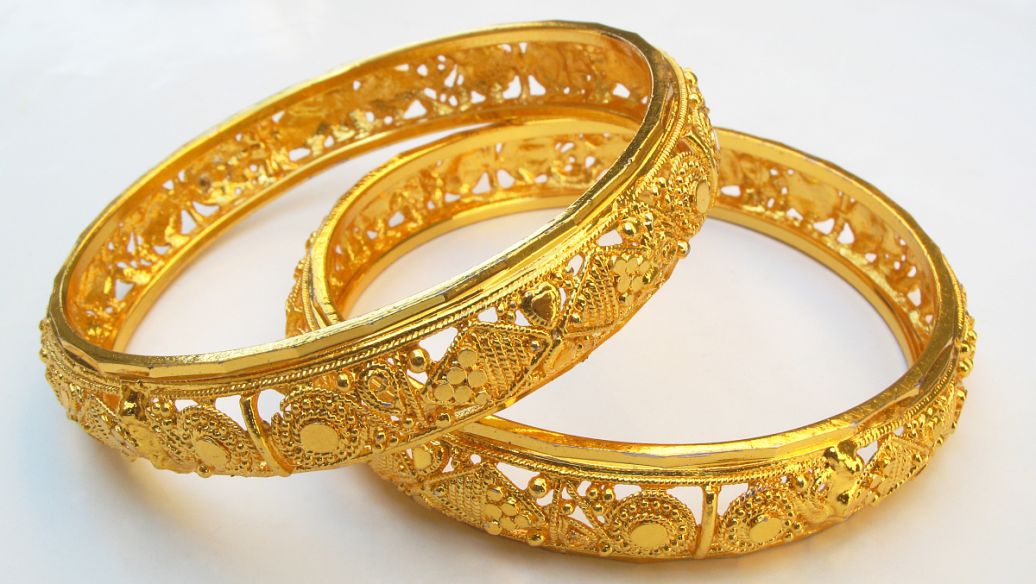 金手镯表面出现锈迹,金手镯发黑是纯度不够吗