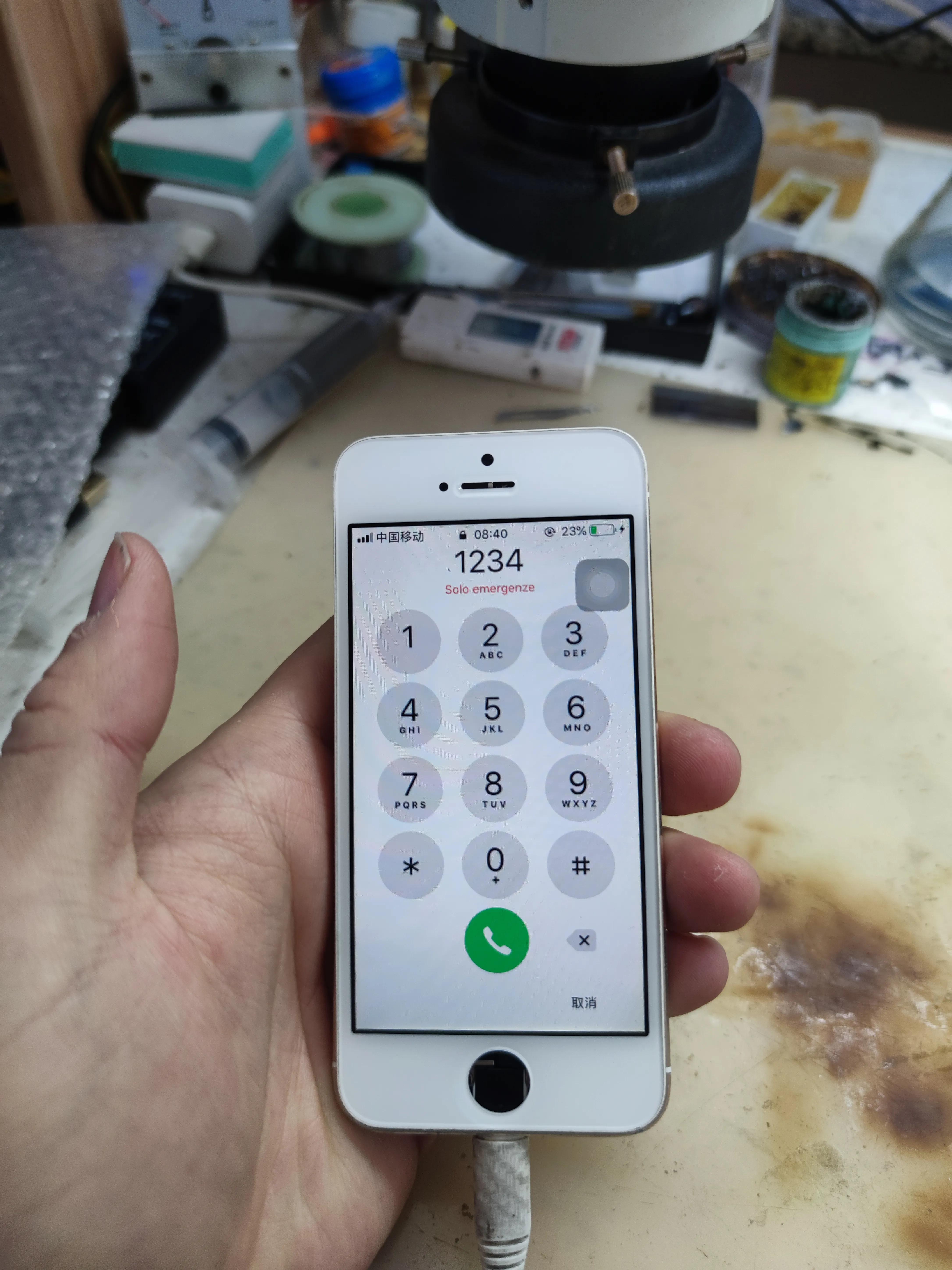 苹果5se开机花屏维修,苹果5s开机键坏开不了机