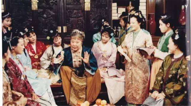 红楼梦元宵灯谜谶语,红楼梦中灯谜的命题人和谜底