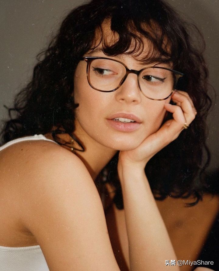 如何正确上粉底液不脱妆卡粉,涂粉底前怎么护肤不伤皮肤