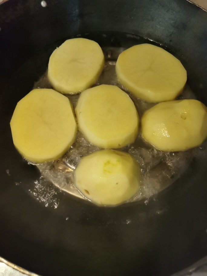 土豆丸子怎么炸不会散,土豆丸子怎么做不会变黑