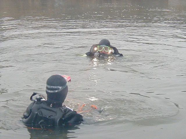 绳语连心：生死拍档水底寻尸