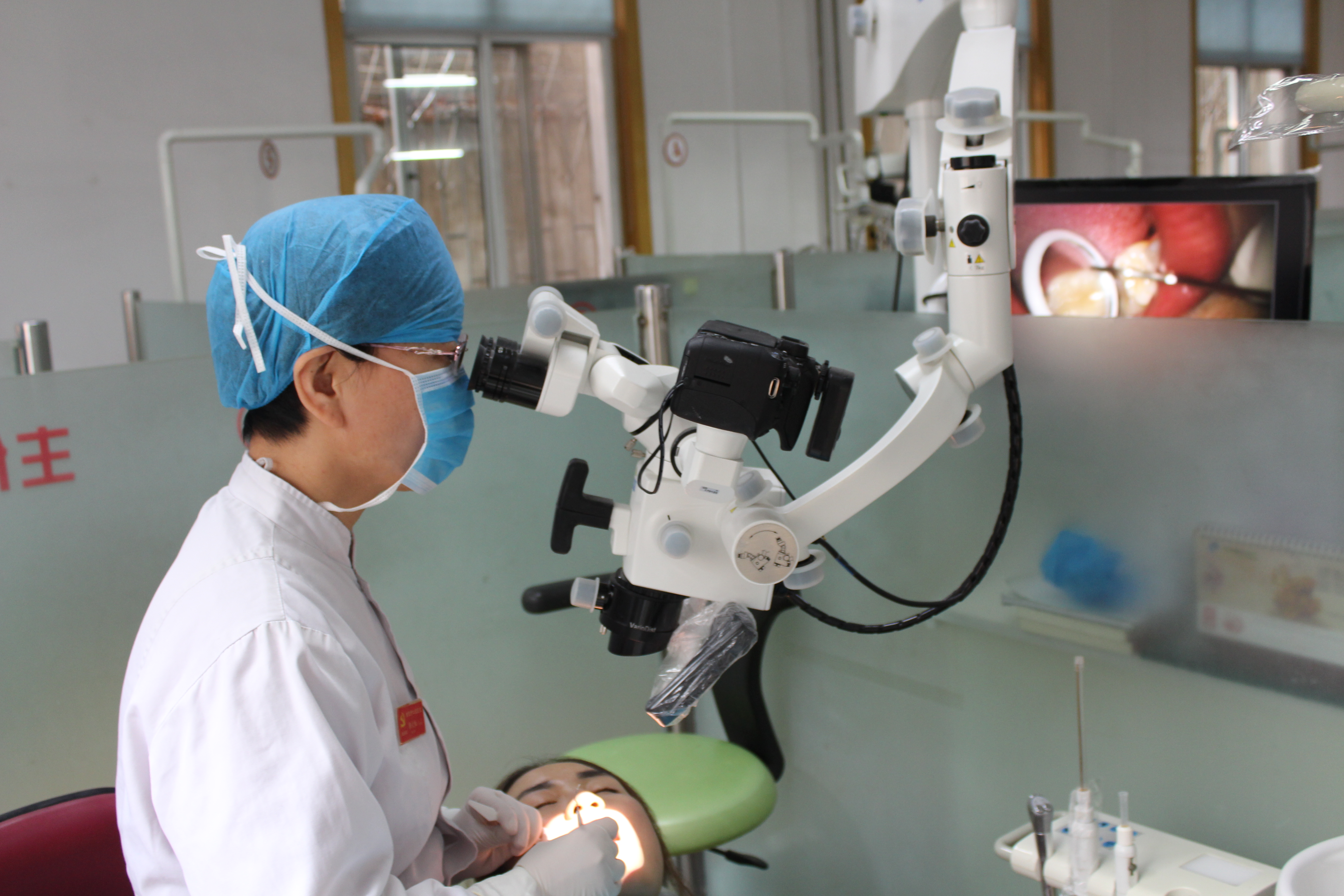 用牙开啤酒把酒瓶咬碎了,用牙开啤酒盖