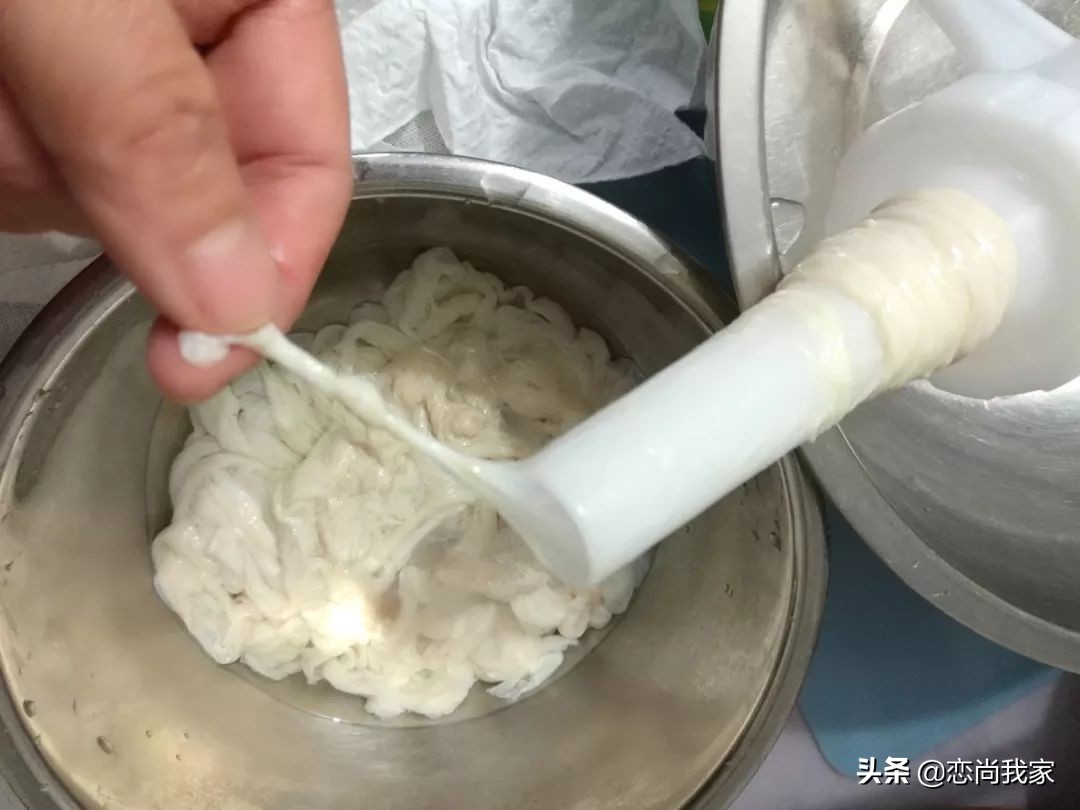 又到腌晒腊肉香肠的季节,又到了灌香肠腌腊肉的季节