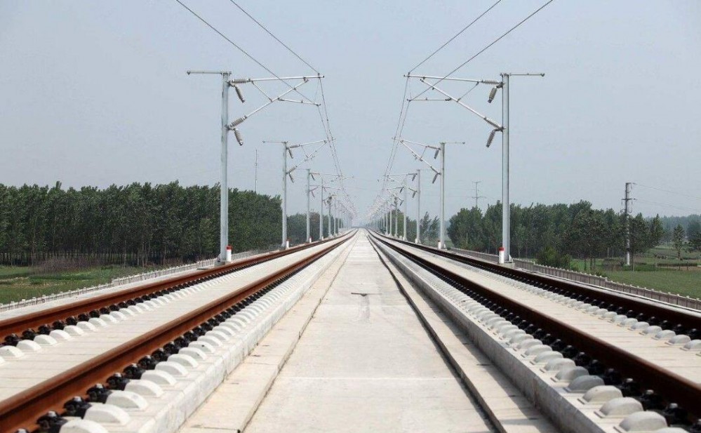 轨道下的碎石子是啥？为啥火车轨道下面要铺，高铁轨道上却不用