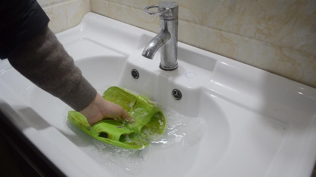 拖鞋穿得久了特别脏怎样清洗干净,拖鞋穿的久了发黑怎么去除污渍