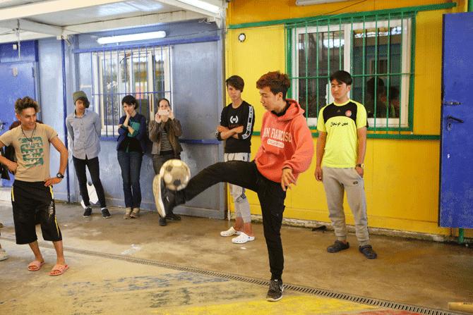 巴萨给难民捐款,巴萨再做义举3年前暖心举动