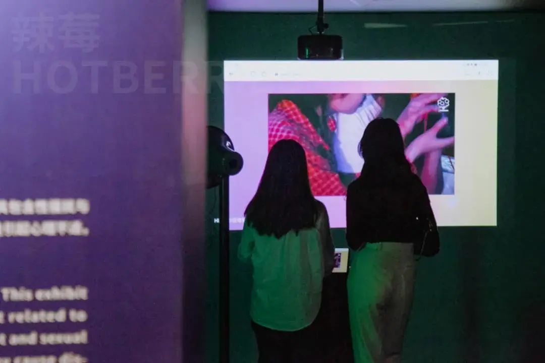 在家看*片A**被老妈撞见,她反手就带我去了个“18禁”场所