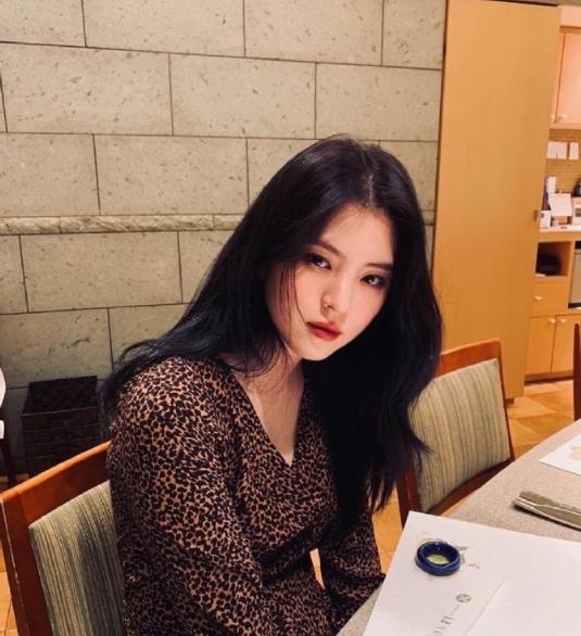 南韩“小宋慧乔”，黑色紧身V领针织衫显气质，越看越喜欢