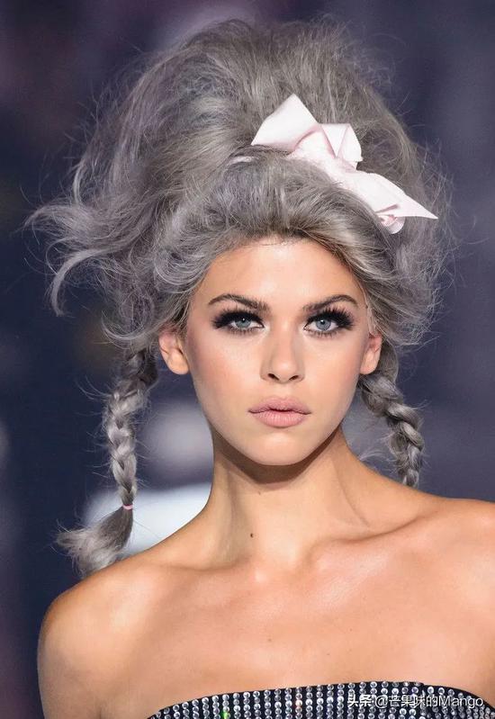 一对蝴蝶结发饰戴法女童,古风蝴蝶结发饰教程戴法幼儿