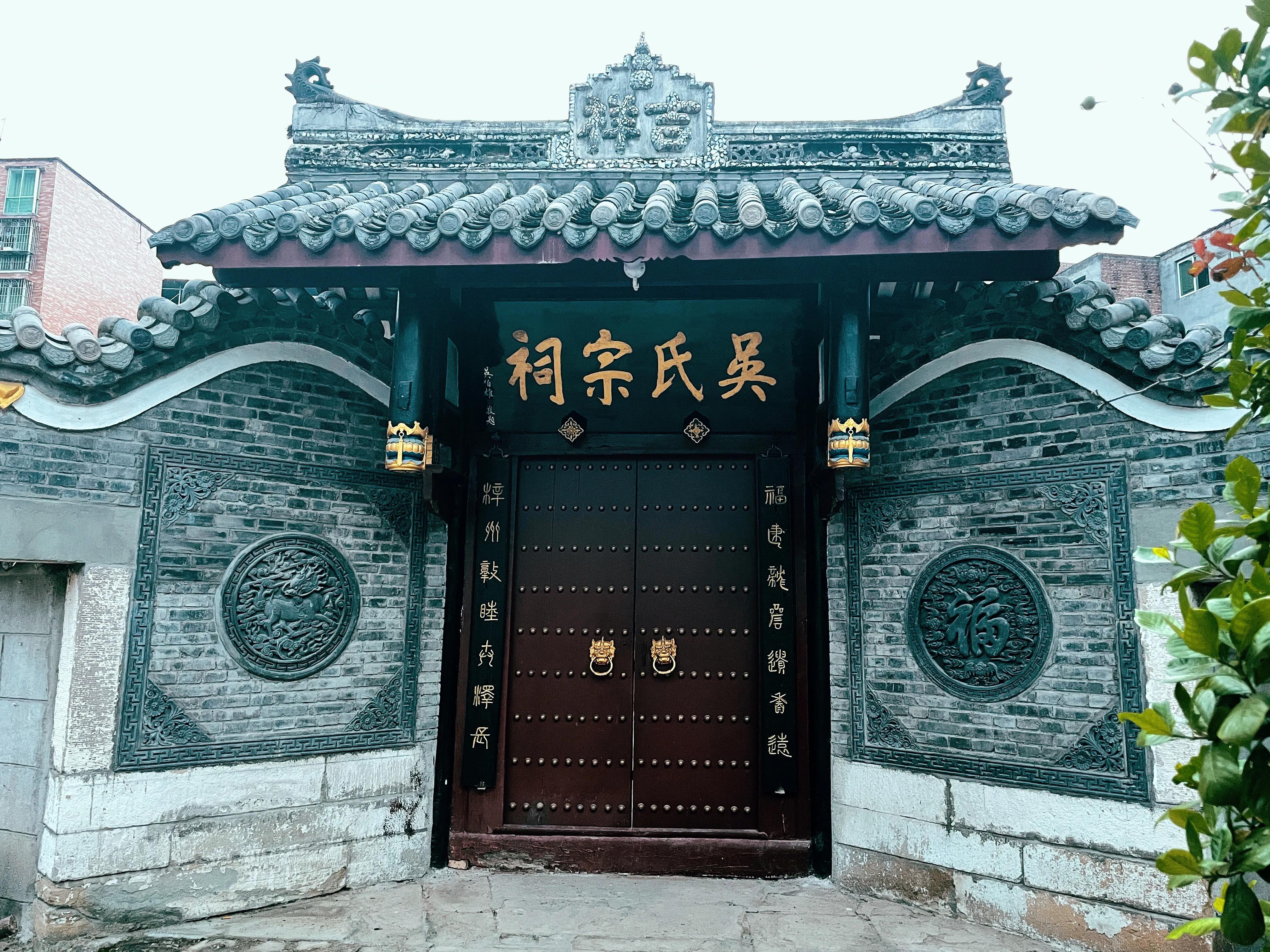 凯江边的这座古镇，别名小三台。很特别的是古城门分大小门