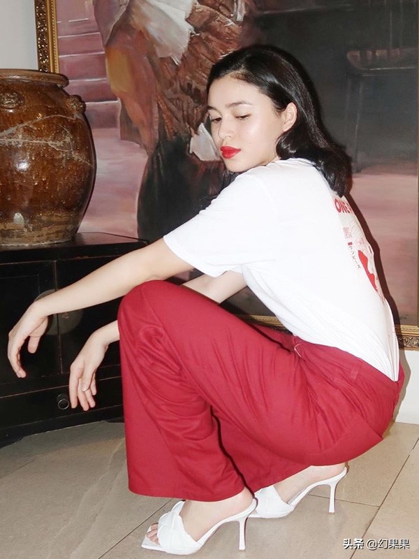 明星紧身牛仔裤的搭配,明星宽松裤子搭配