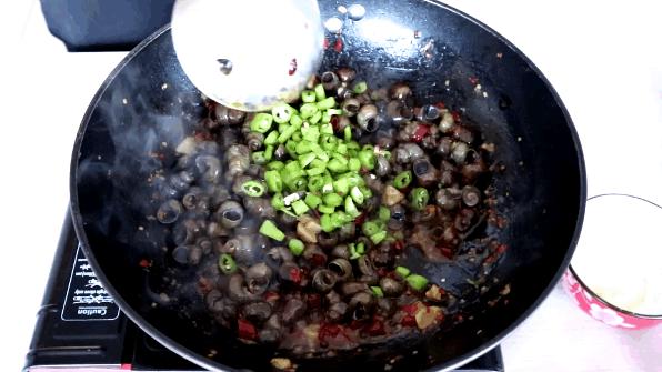 黄鳝不吃田螺有什么道理,田螺后面的尾巴可以吃吗