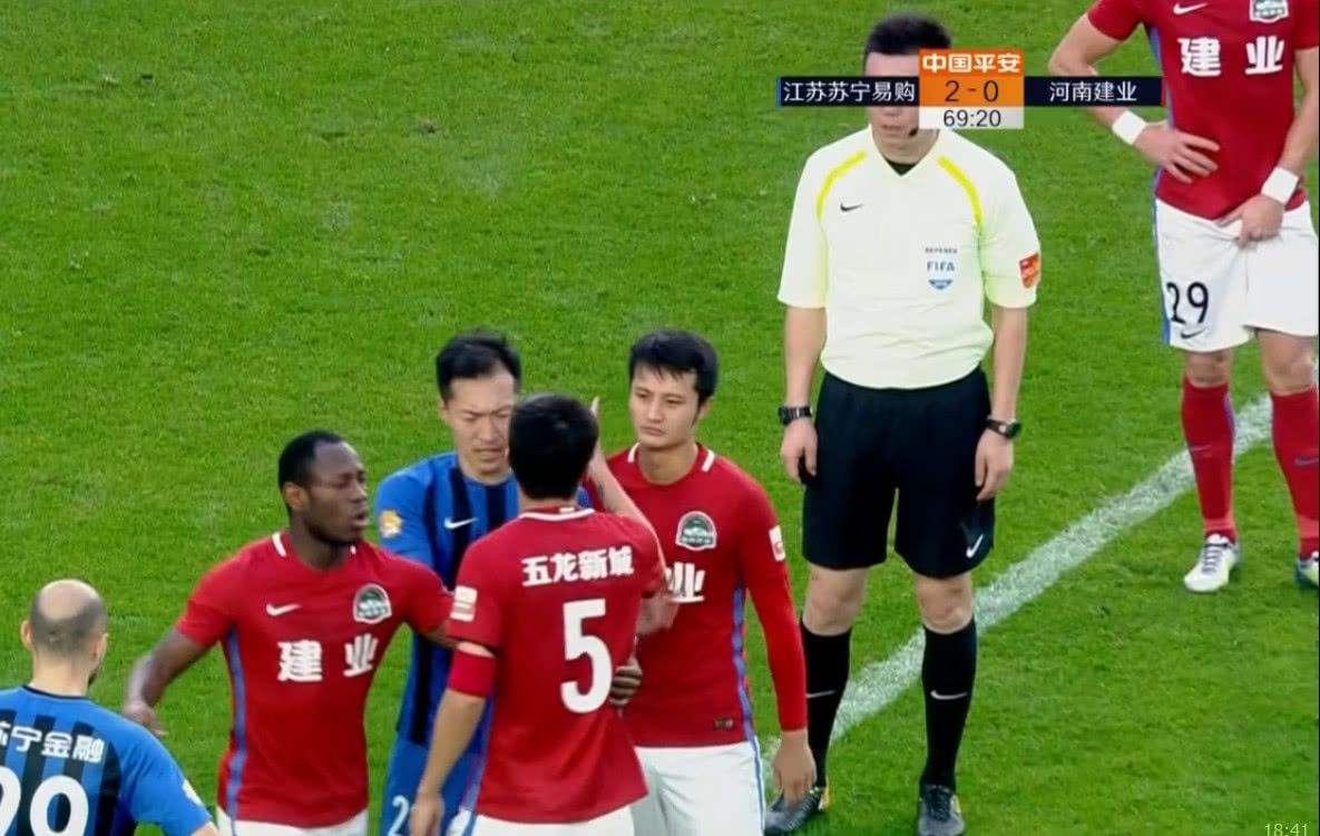 黑脚*辱侮**埃德尔，被罚怒骂主裁判建业队长禁赛10场，罚款7万