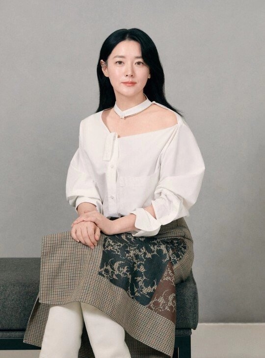 48岁李英爱新造型尽显知性美,48岁李英爱未修图曝光