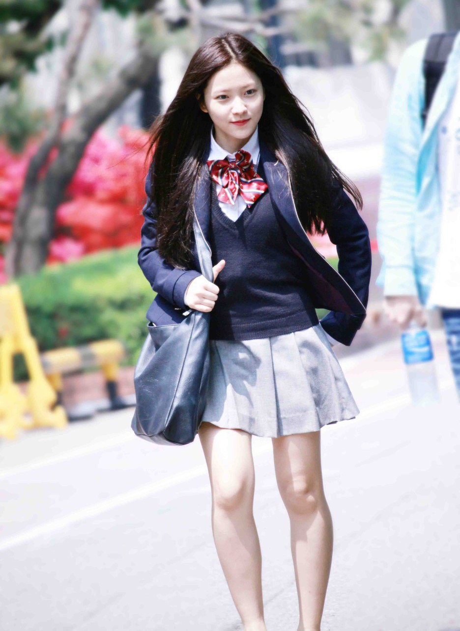 她是韩国大势女团忙内，穿宝蓝牛仔连体裤出镜，背头更显精致五官