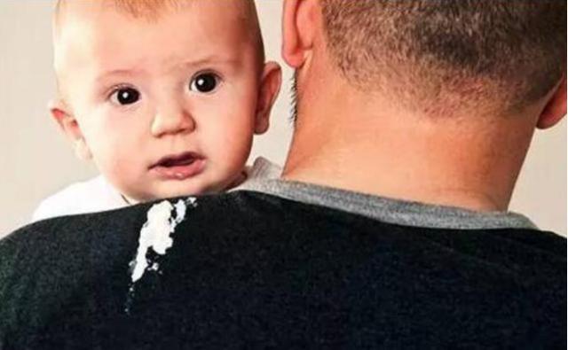 宝宝吐奶怎么办要不要喂奶,宝宝吐奶怎么办教你一招轻松搞定