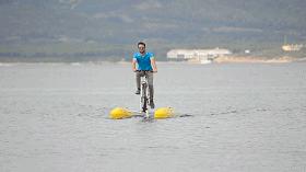 能让自行车下水“游泳”的神奇背包，解锁乘风破浪新玩法，太溜了