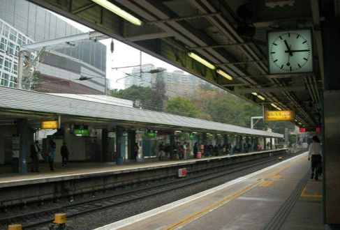 看看香港的私家车和地铁站你才知道什么叫快节奏生活