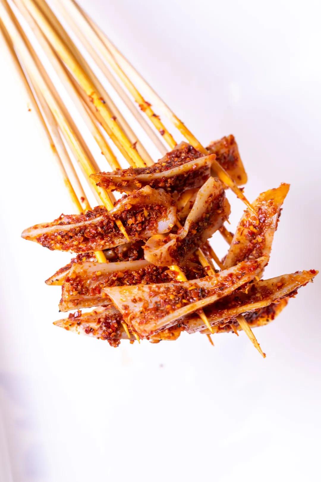 只此一家的牛腩串串火锅C位出道，19块9请你放肆开涮