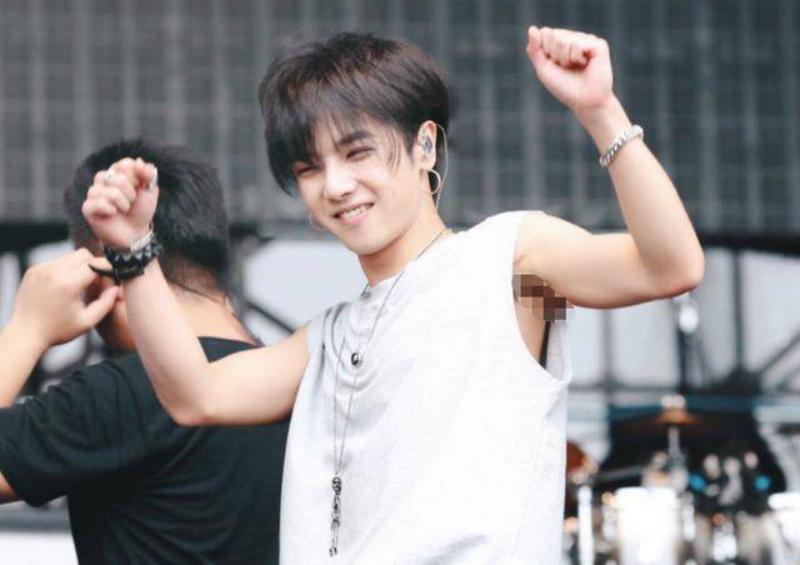 华晨宇以前短发照片,华晨宇各个时期的头发照片