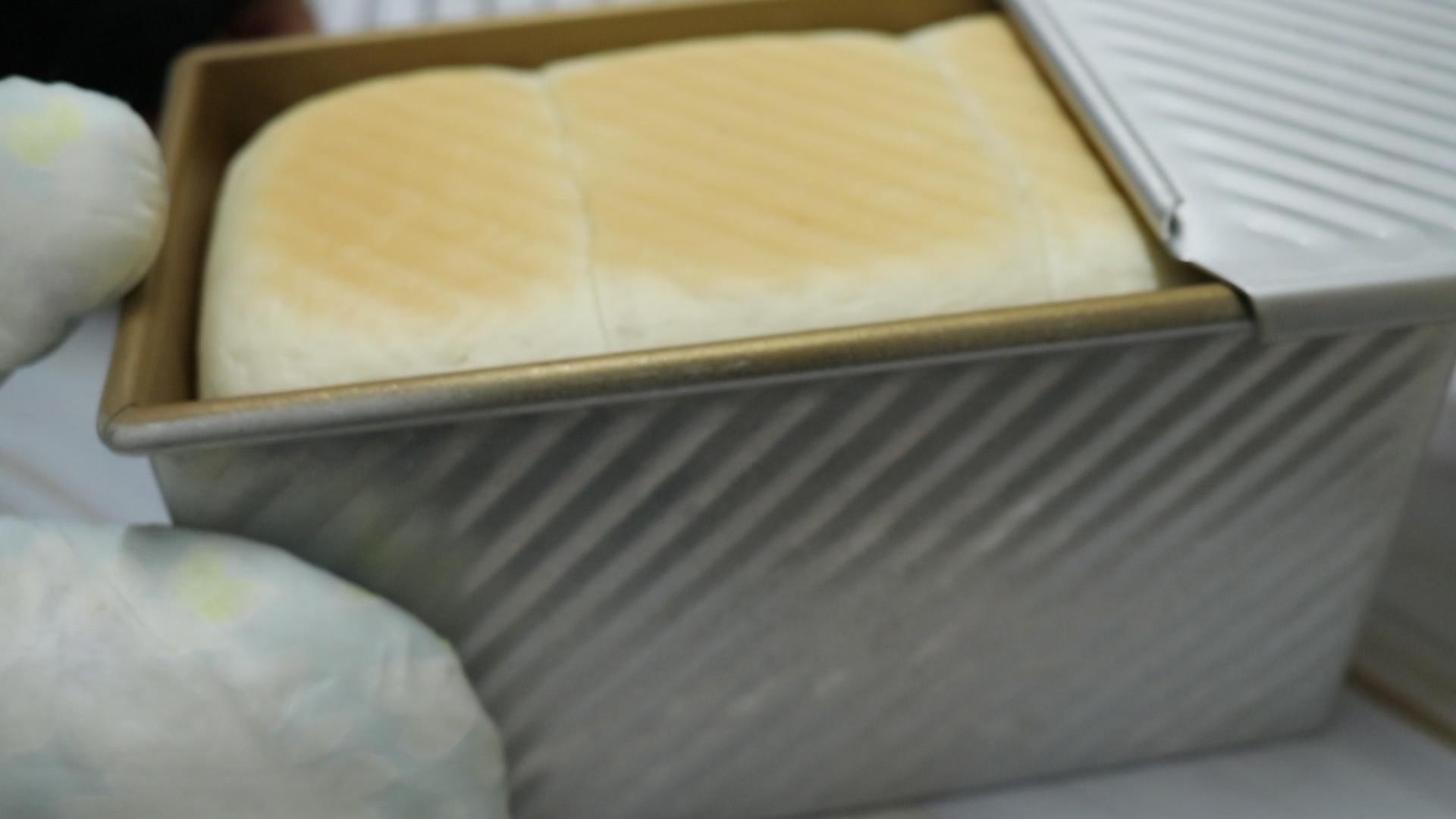 吐司不要黄油的做法,450克手撕吐司没办法揉成薄手套膜