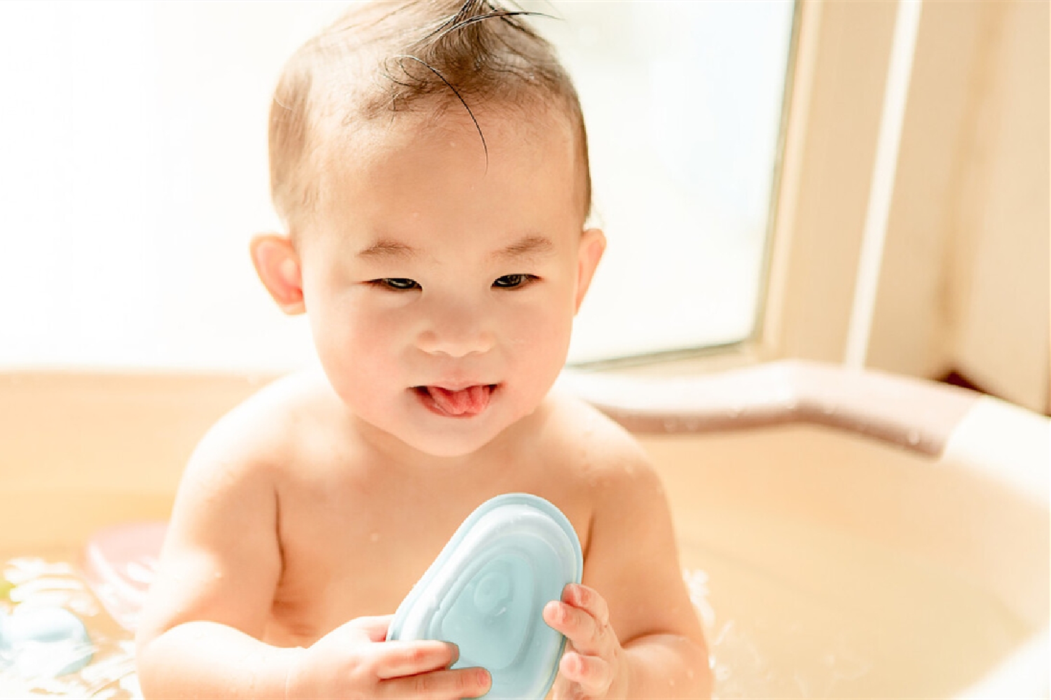 宝宝总往外伸舌头吐口水,宝宝向一侧吐舌头怎么回事