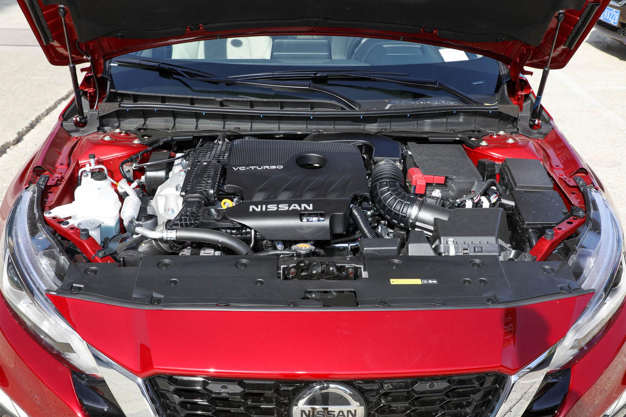 日产天籁内饰加木纹板,日产天籁的车感