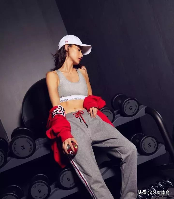 *窥偷**女神AdrianneHo的ins照片,我仿佛打开了新世界的大门……