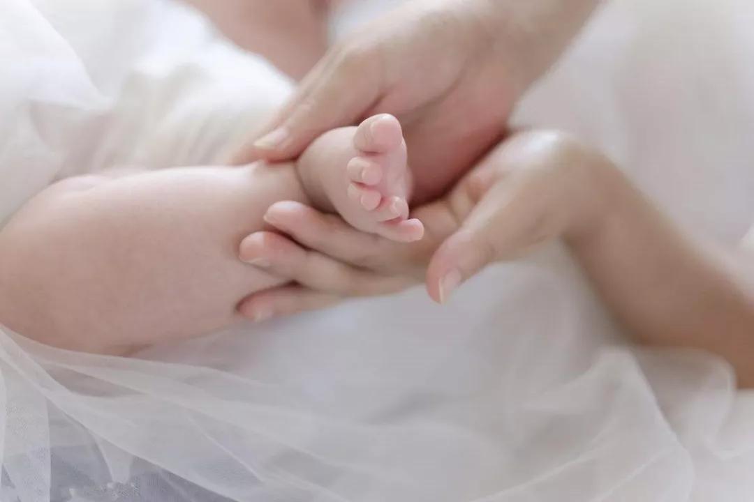 新生儿连续打嗝最有效的办法,新生儿打嗝简单的制止方法