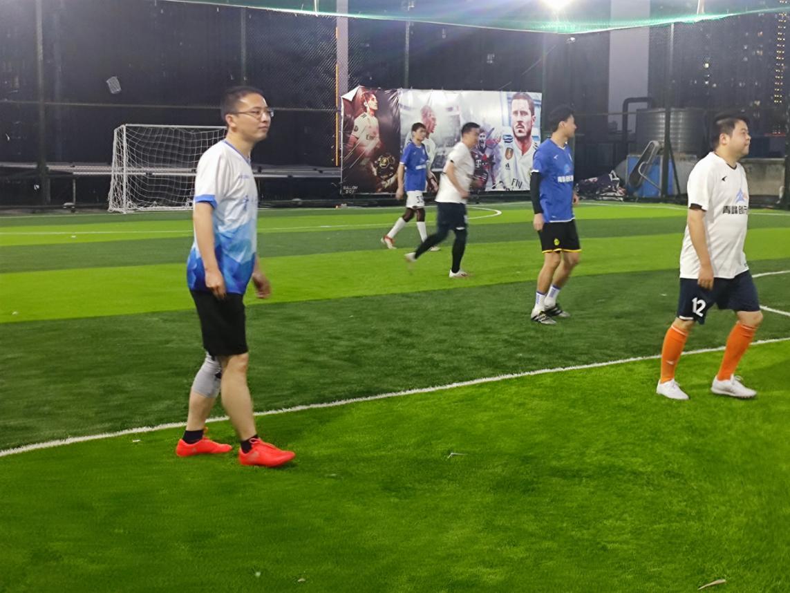 边锋和中锋哪个难打,边锋与中锋谁重要