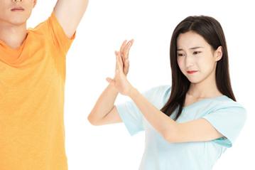 女学生有狐臭怎么治,狐臭的女孩子有多自卑