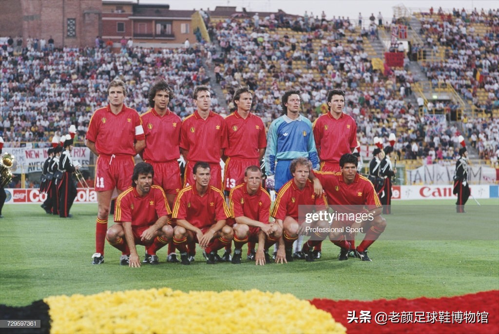 第一个穿白球鞋的足球运动员,第一个穿耐克篮球鞋的nba运动员