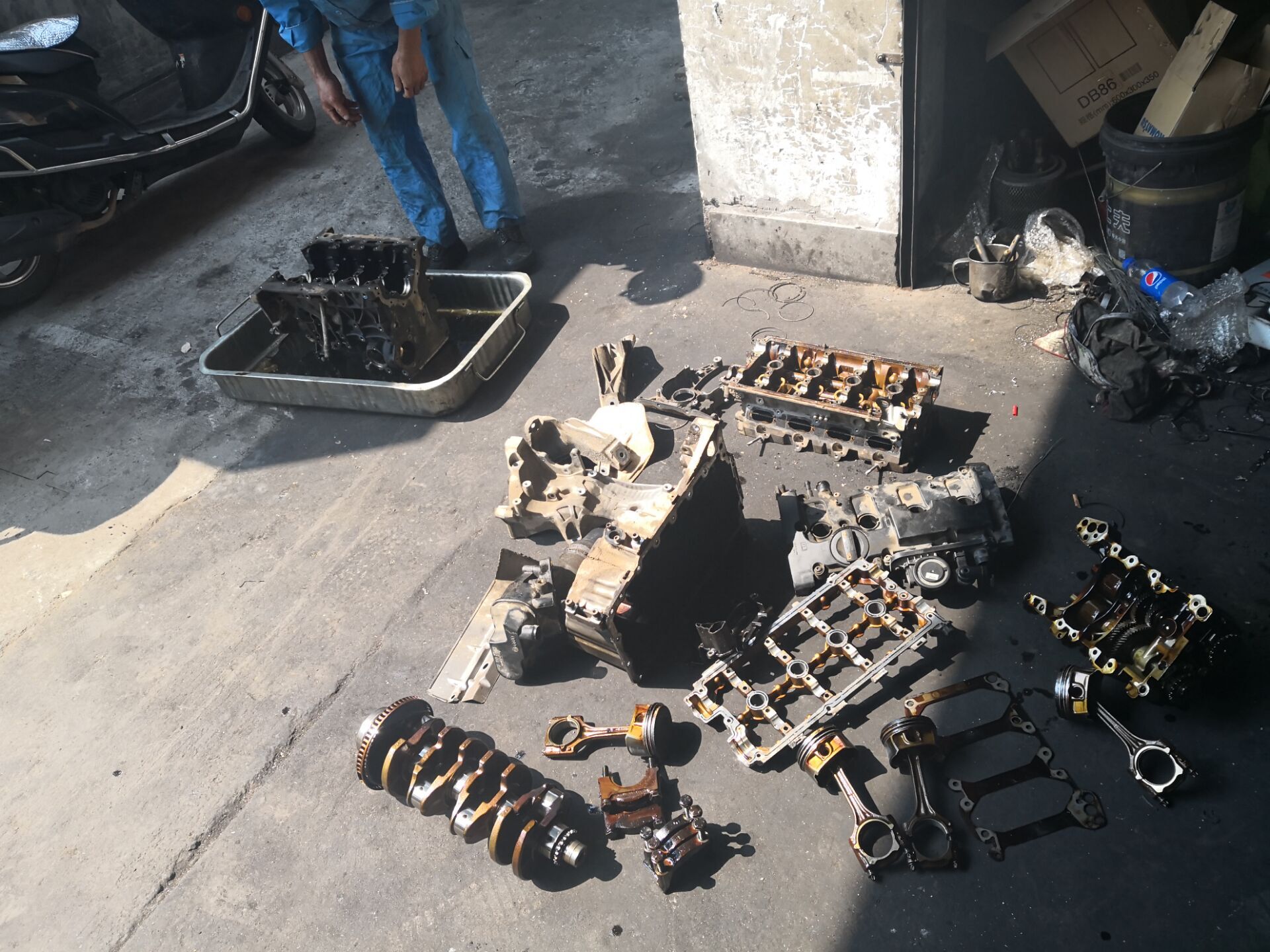 奥迪a6l2.0t气门油封烧机油,老款奥迪a6l2.0烧机油怎么解决