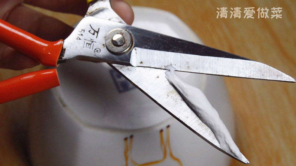 不管剪刀有多钝，万不可扔掉了，教你一招，剪刀干净锋利如新