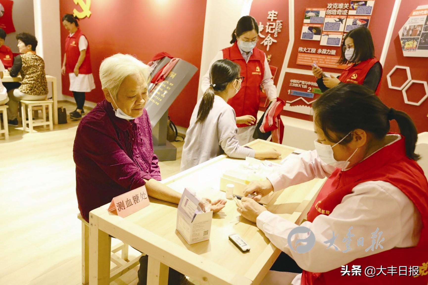 江苏省盐城市大丰人民医院:惠民义诊进社区*党**员服务暖民心