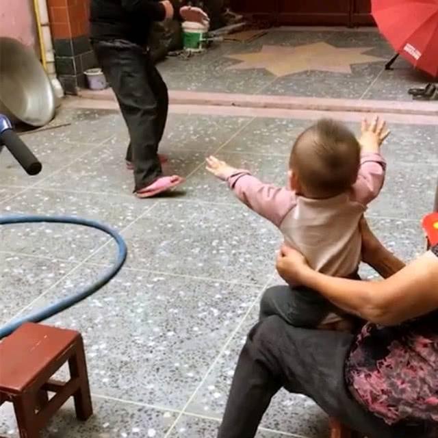 爷爷在院子里打太极，一岁小萌宝有样学样，手舞足蹈的样子萌翻了