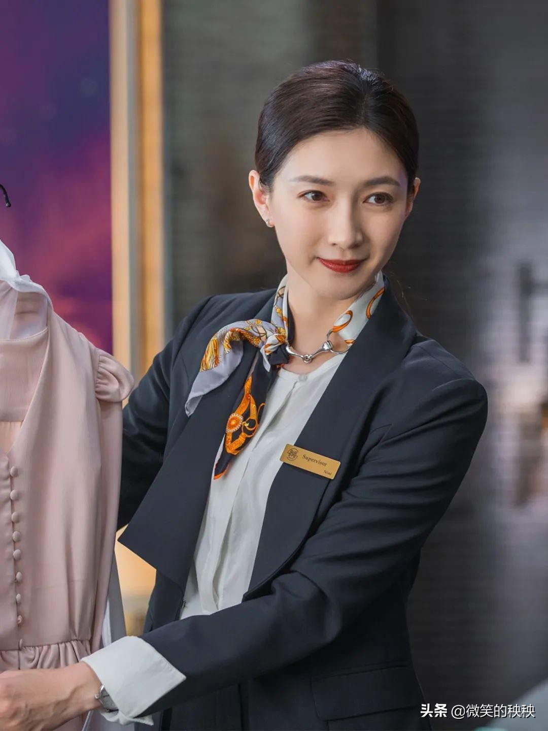 比起顾佳“贵妇”风,王漫妮的显贵穿搭和精准购物,更值得参考